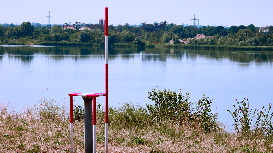 Messstelle zur Überwachung des Grundwasserspiegels und der Wasserqualität eines Baggersees.