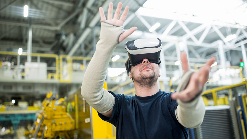Ein Mitarbeiter prüft die digitalen Abbilder der Produktionsanlagen in der virtuellen Realität