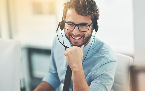 Lächelnder Mann mit Headset