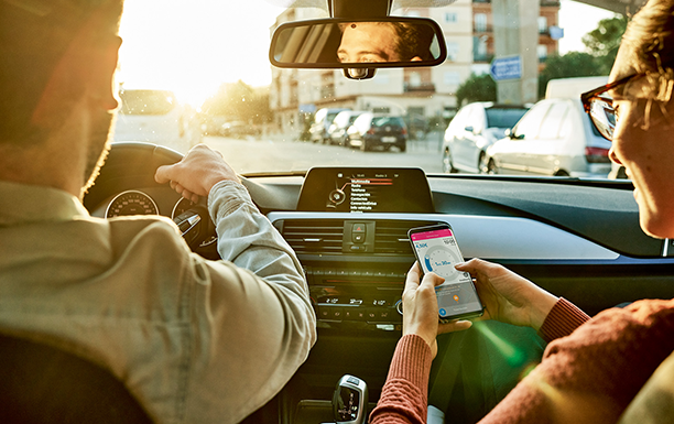 Beifahrerin nutzt Smartphone im Auto