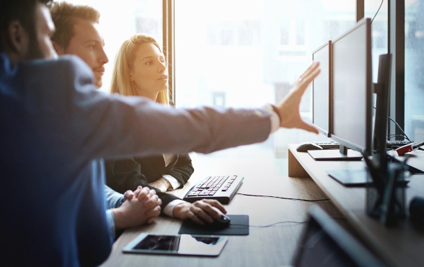 Mitarbeiter/innen arbeiten gemeinsam im Büro