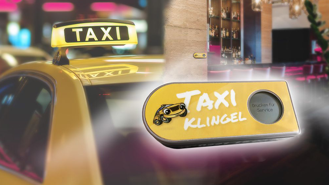Bildkomposition mit Taxiklingel im Vordergrund und einem Taxi im Hintergrund