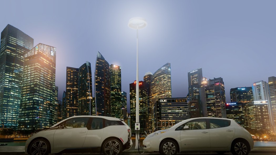 IoT-Straßenlaterne von Omniflow dient zwei E-Fahrzeugen als Ladepunkt