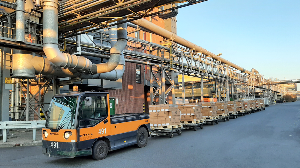 Trucks with raw materials and finished products on the BASF Coatings wortks site in Münster