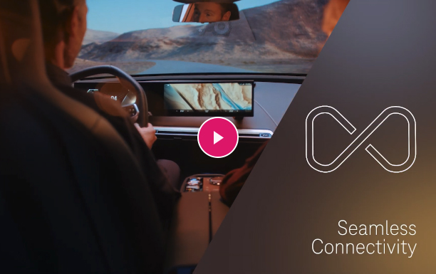 Person behind the wheel of a car benefits from Seamless Connectivity thanks to MobiliyConnect