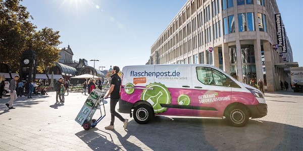 flaschenpost employee transports drinks on a hand truck