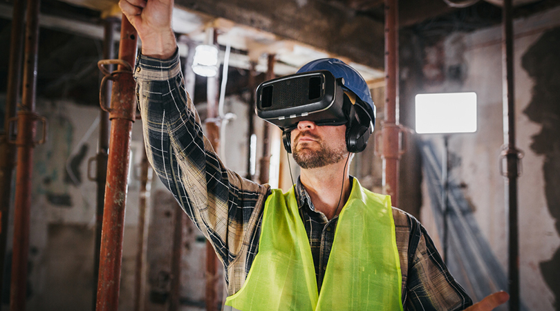 Mann mit VR-Brille auf einer Baustelle