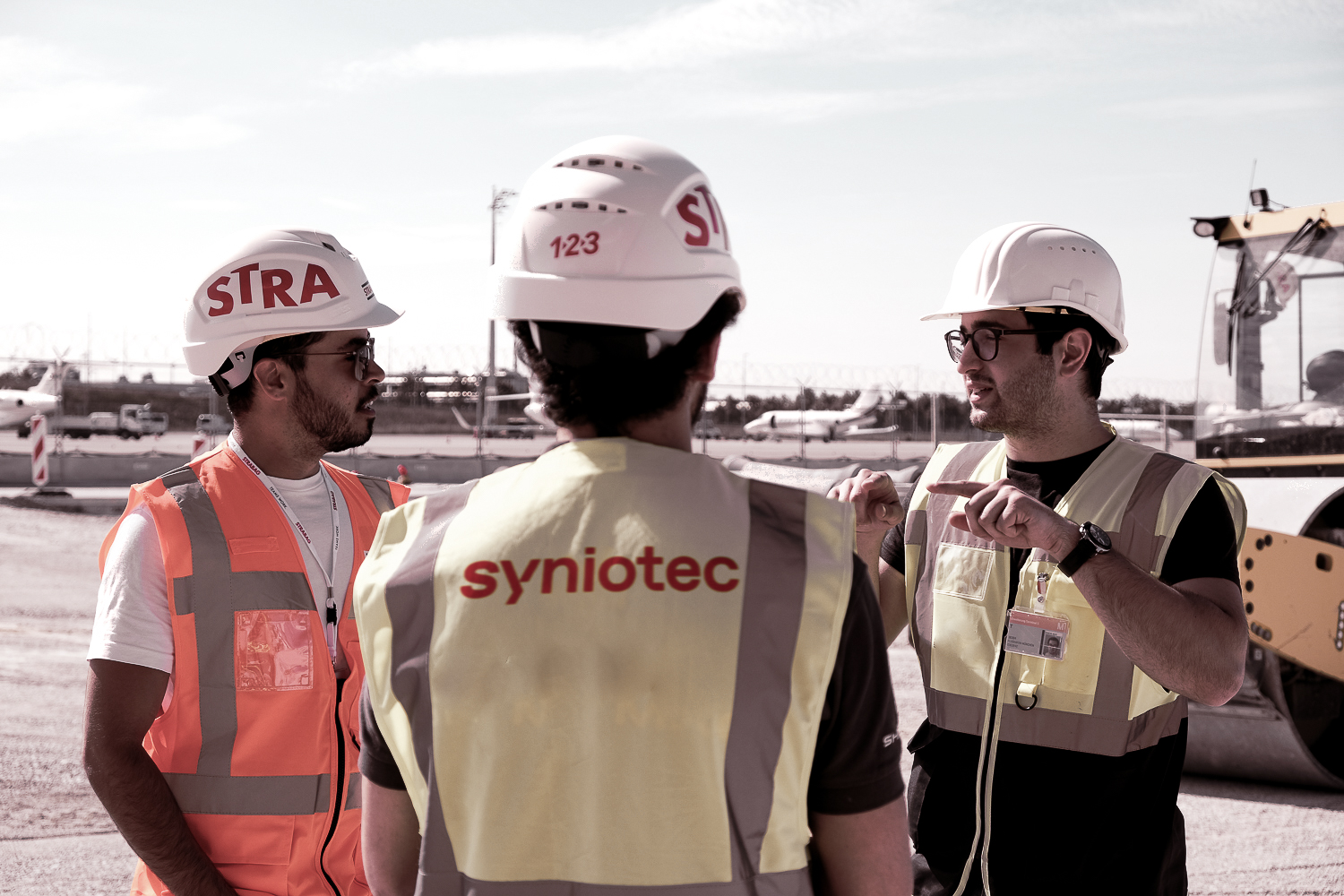Syniotec Mitarbeiter behalten den Überblick über die verfügbaren Baumaschinen.