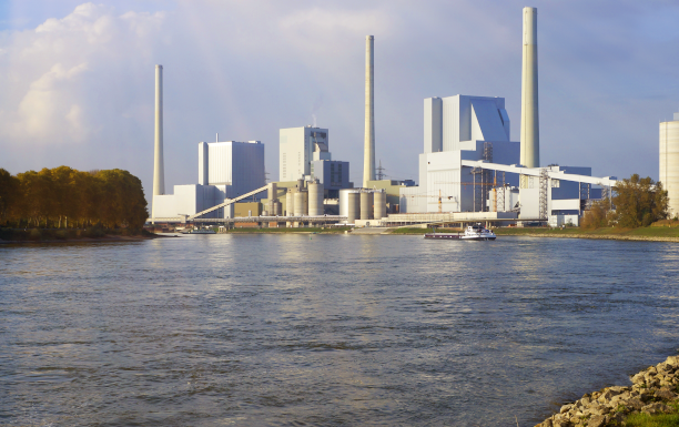 Kraftwerk an einem Fluss