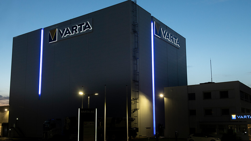 Lichtwerbeanlagen an einem Standort des Batterieherstellers VARTA