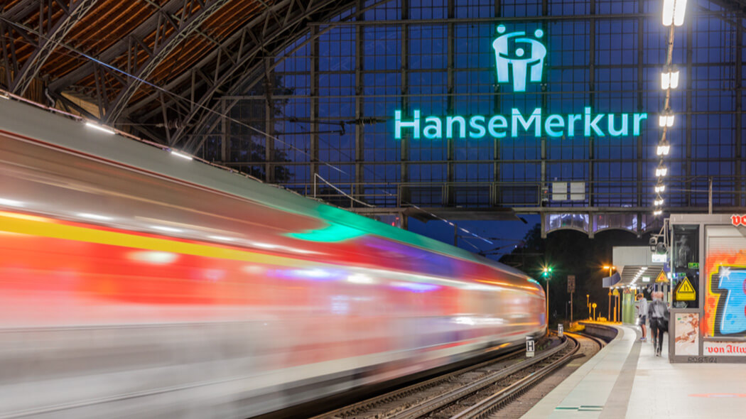 Lichtwerbeanlage von HanseMerkus im Hamburger Dammtor-Bahnhof