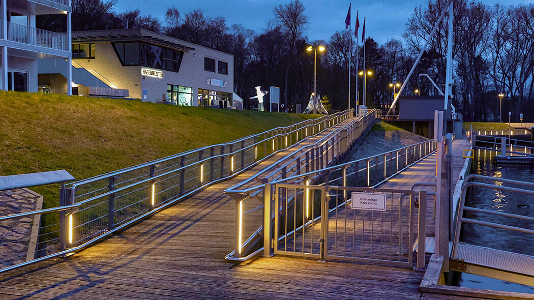 Leuchten am Pier und entlang der Stege im Priwall-Yachthafen bei Travemünde