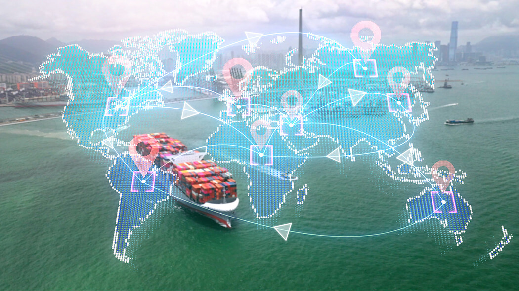 Stilisierte Weltkarte mit Lieferketten-Darstellung, im Hintergrund ein Containerschiff im Hafen einer Stadt.