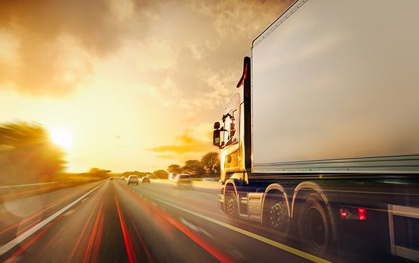 LKW fährt auf einer Autobahn