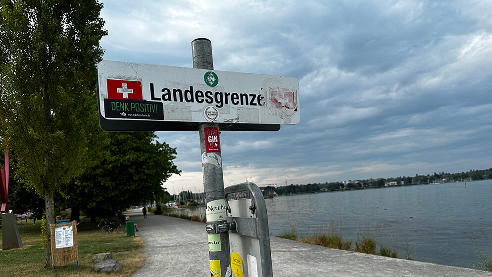Grenzschild Deutschland – Schweiz am Ufer des Bodensees