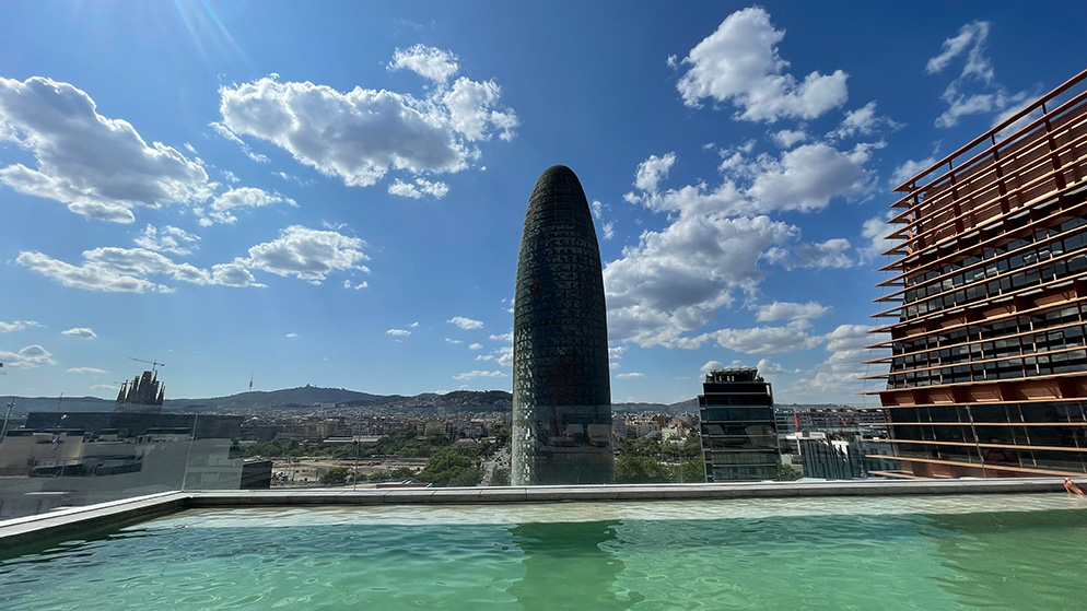 Blick vom Hotel-Pool auf den Torre Glories in Barcelona