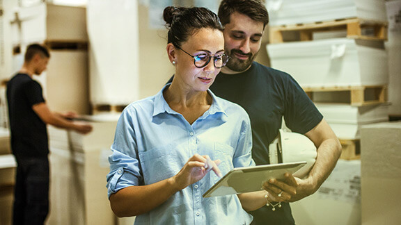 Supply Chain Manager im Warenlager bei der Arbeit