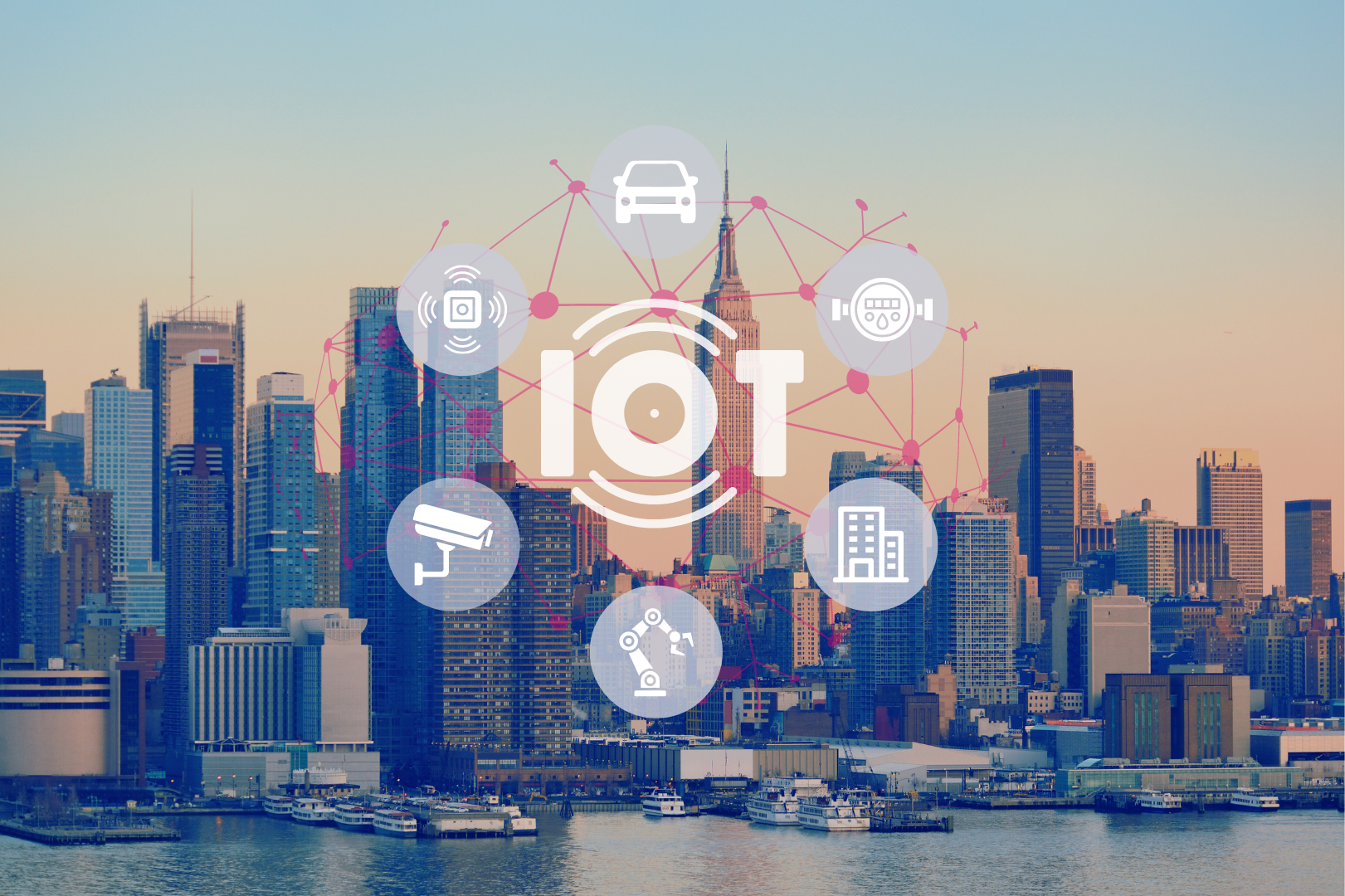 IoT Geräte Icons schweben auf einer Skyline von New York City