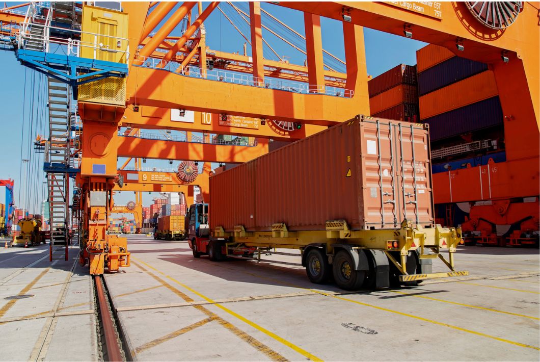 LKW mit Container beladen an einem Containerhafen.