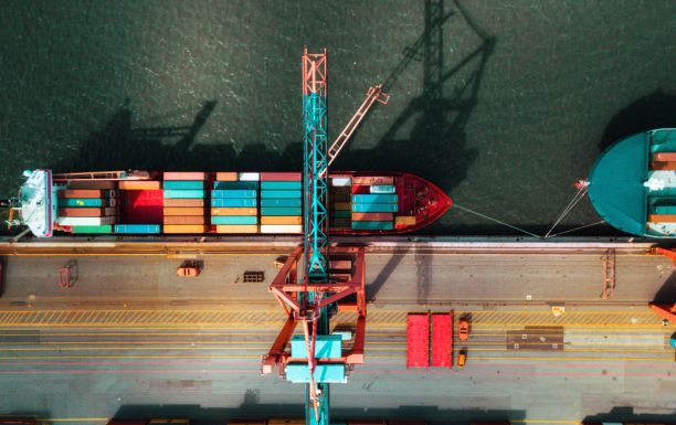 Containerhafen mit Schiff, das beladen wird. Farbenfrohe Container