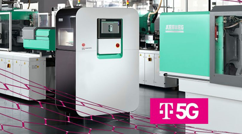 Fabrikhalle mit Maschinen und Telekom Logo mit 5G