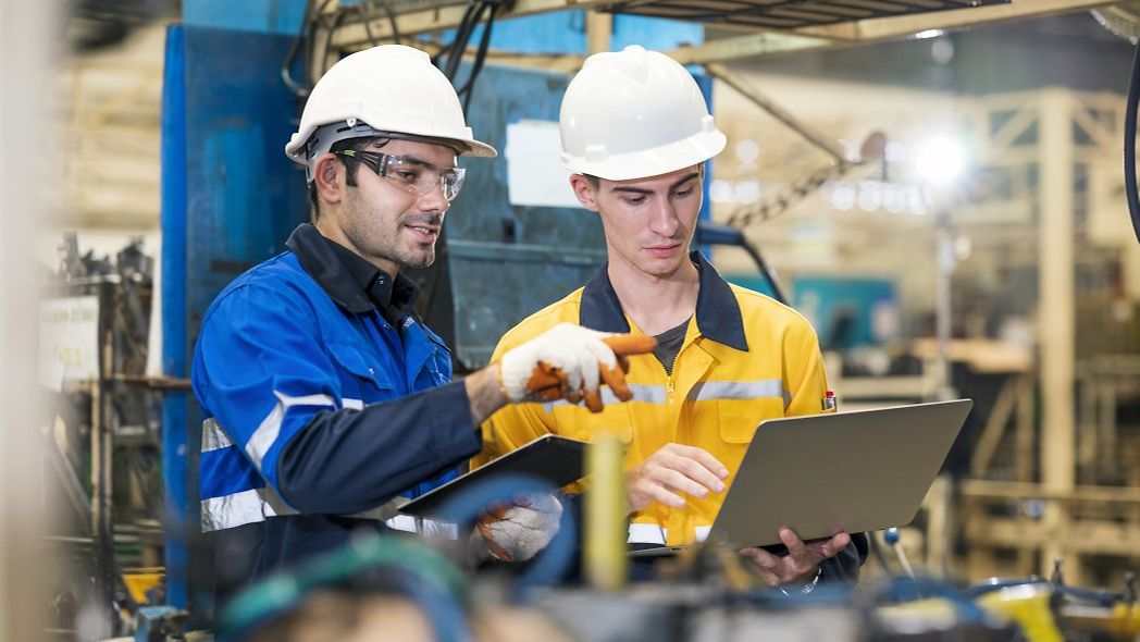 Mitarbeiter auf der vernetzten Baustelle lesen Daten aus