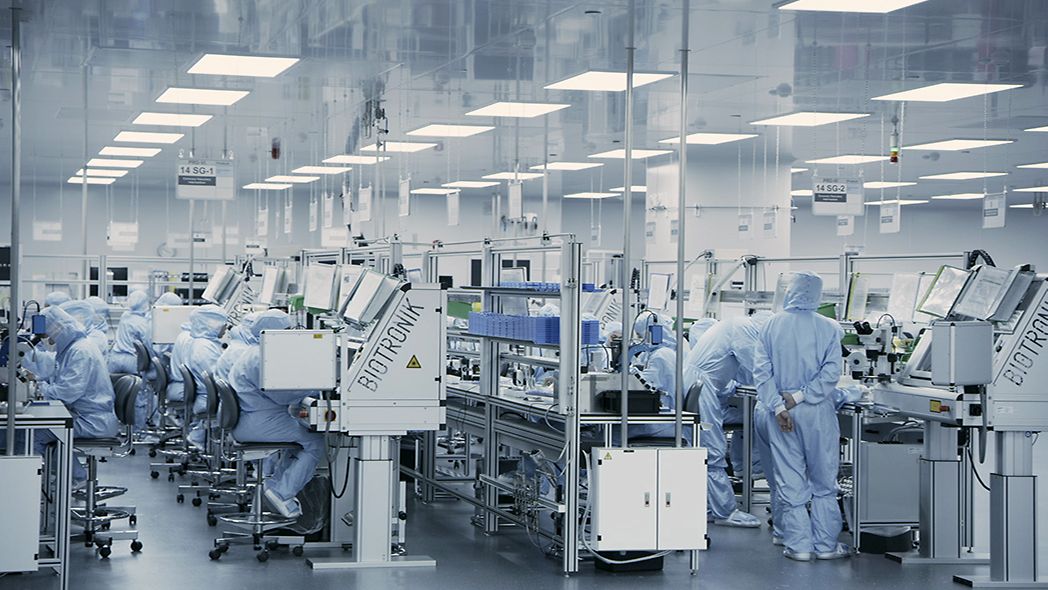 Forscher arbeiten im Labor von Biotronik