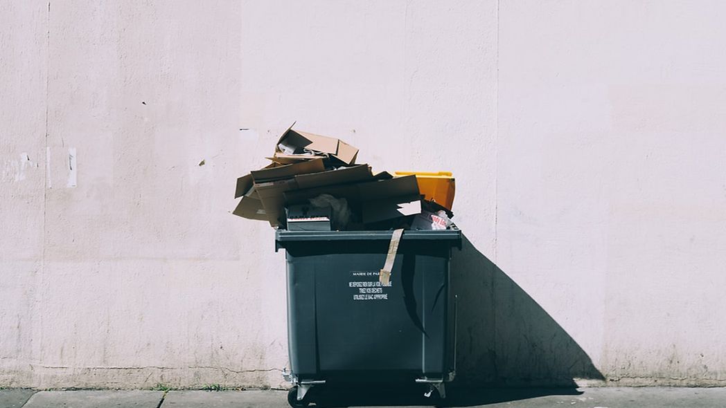 In Smart Cities funken die Müllbehälter per IoT-Sensor selbst, wenn sie als nächstes geleert werden sollten.
