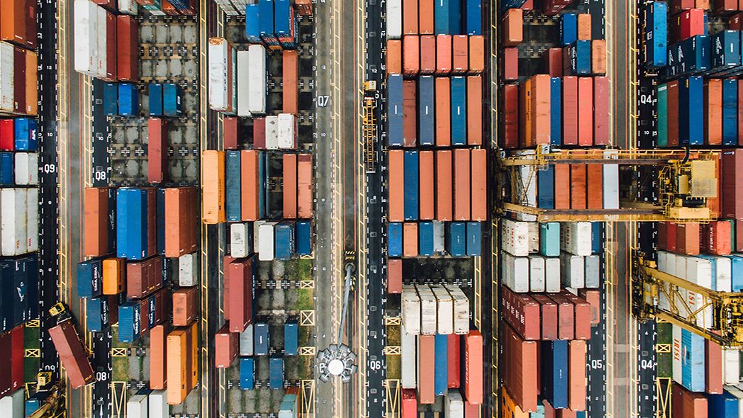Blick auf Logistik-Container am Hafen
