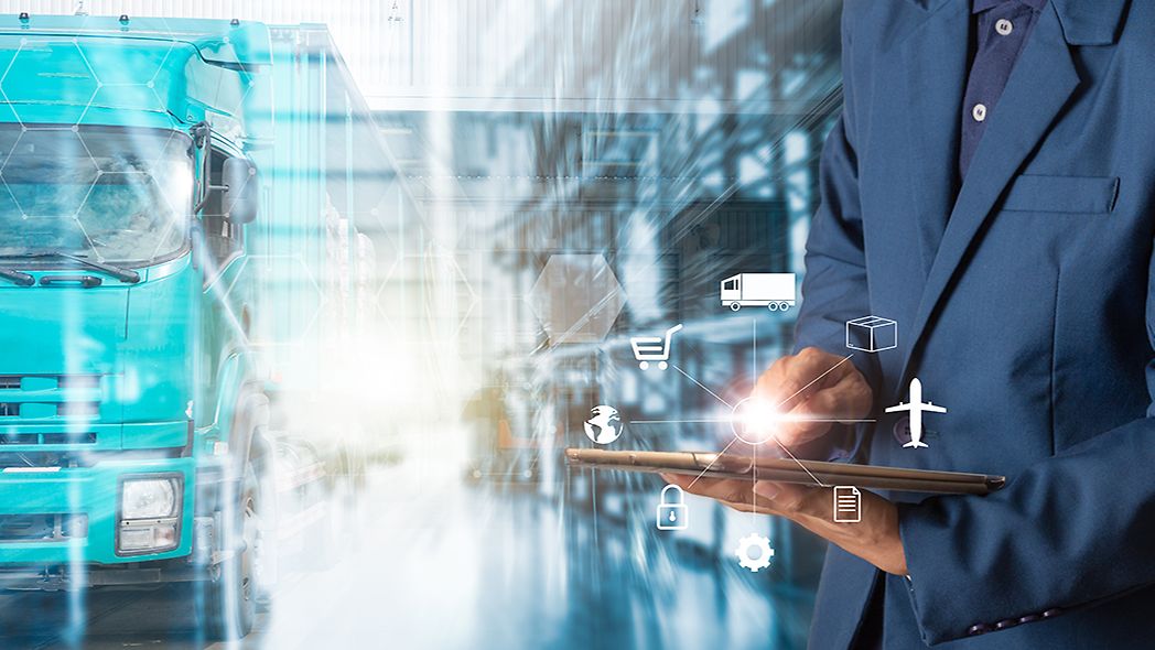 Geschäftsmann mit Tablet hat die Supply-Chain im Blick