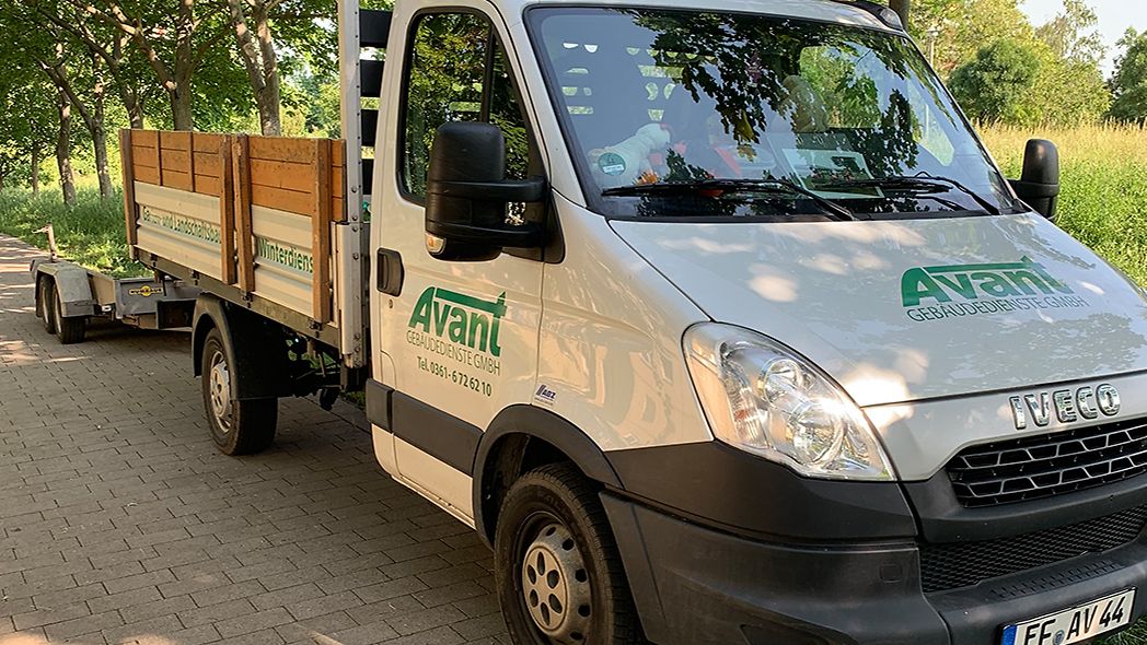 Ein Transporter mit dem Logo von AVANT