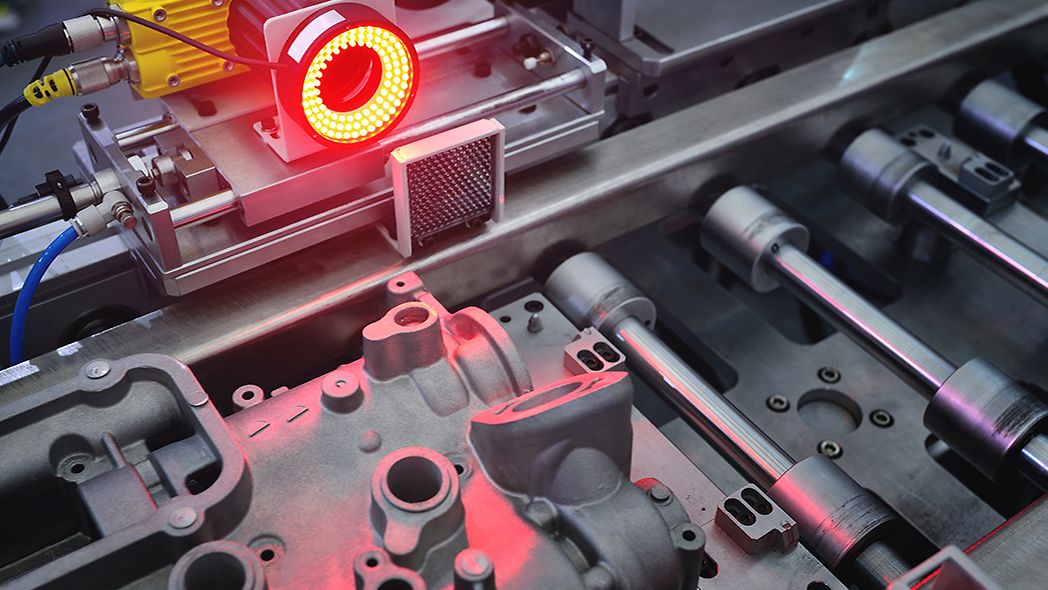 Automatischer Nahbereichssensor, der das Motorgehäuse in einer Montagelinie abtastet