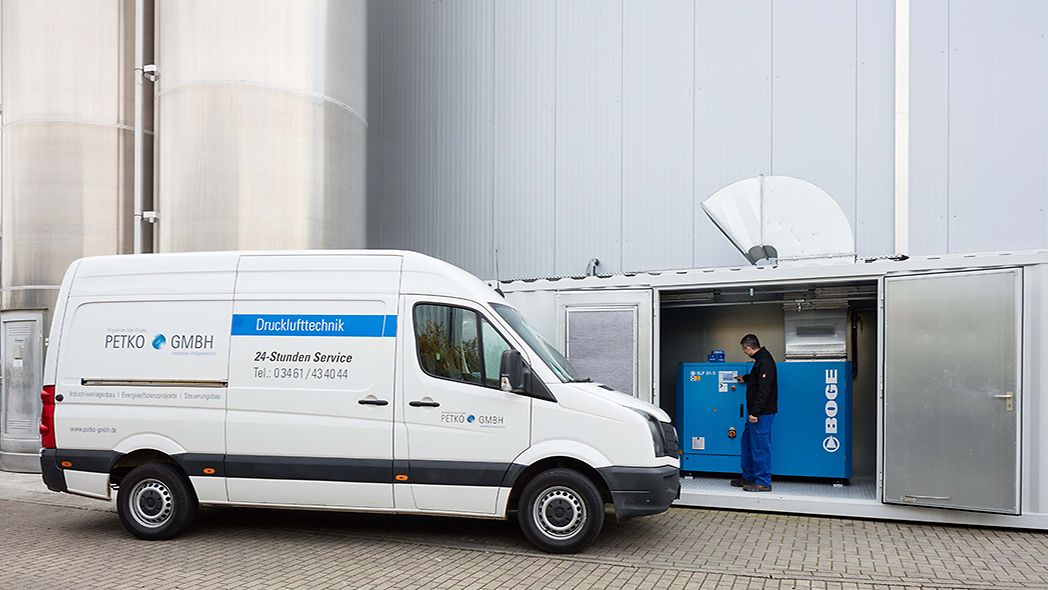 Mitarbeiter von Petko wissen schon vor dem Außeneinsatz genau, welche Ersatzteile sie für die Reparatur vor Ort benötigen.