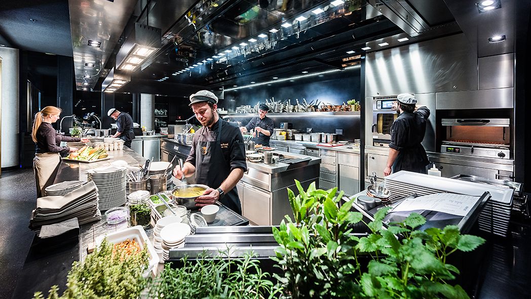 Vernetzte Gastronomie-Küche mit Profikochgeräten