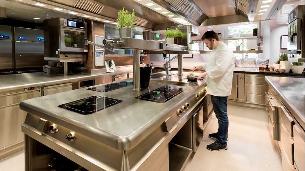 Gastronomie-Küche mit MKN-Kombidämpfer mit Garprogramm