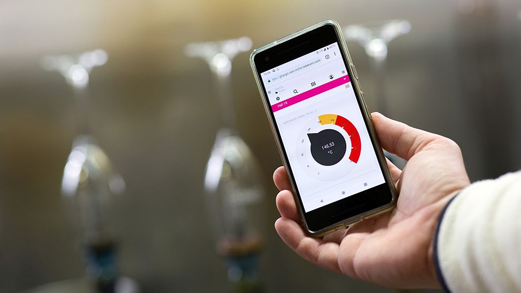 Hand hält Smartphone mit Dashboard auf dem Bildschirm