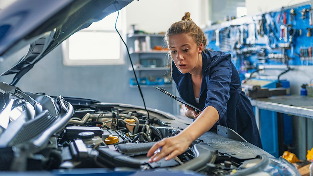 Werkstattmitarbeiter/in führt Servicearbeiten durch