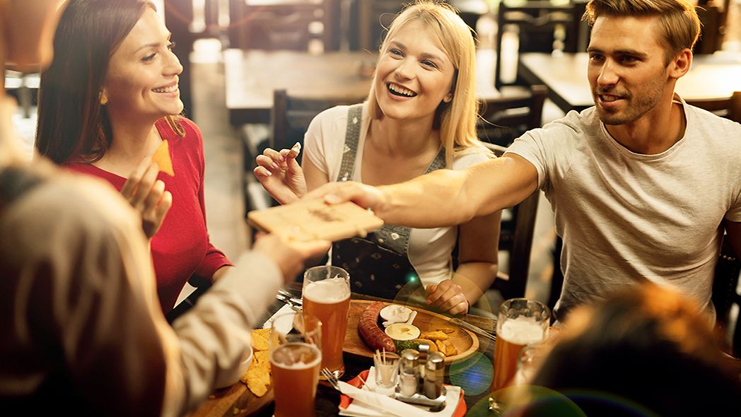 Gruppe junger Menschen in einem Restaurant