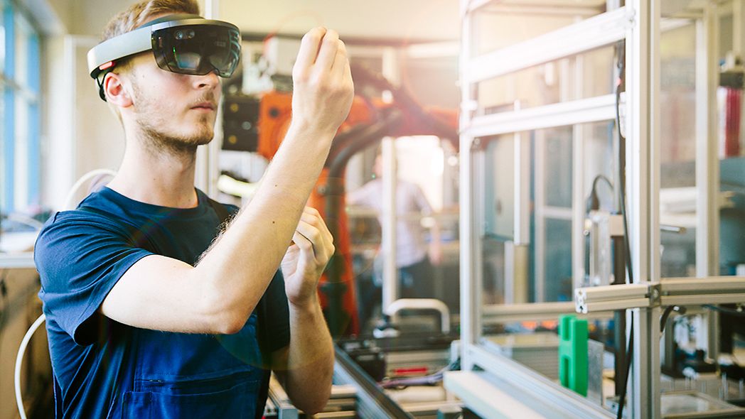 Produktionsmitarbeiter mit AR-Brille