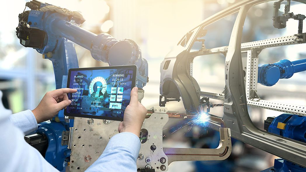 Fabrikarbeiter bedient Tablet
