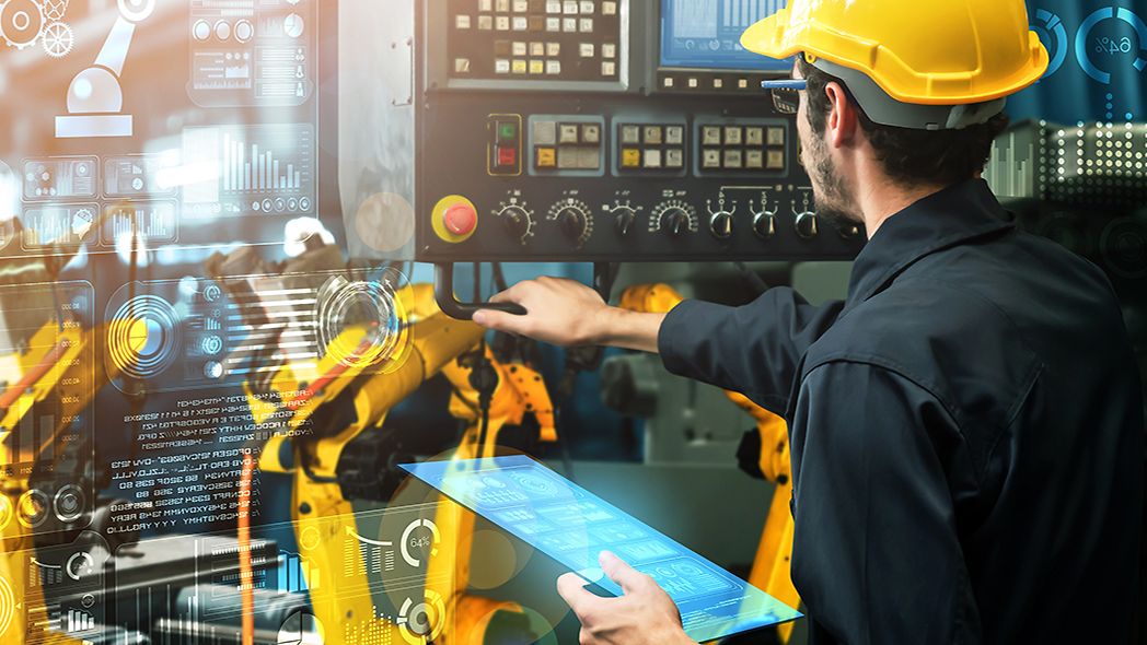 Produktionsmitarbeiter in seinem digitalisierten Arbeitsplatz.