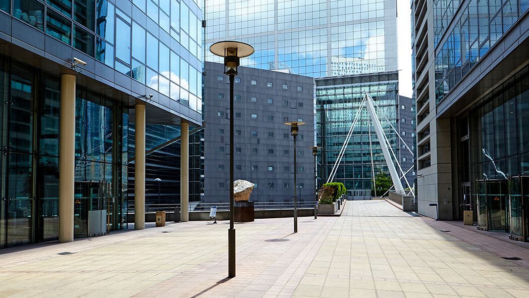 Bürogebäude und Laternen im Finanzdistrikt Paris