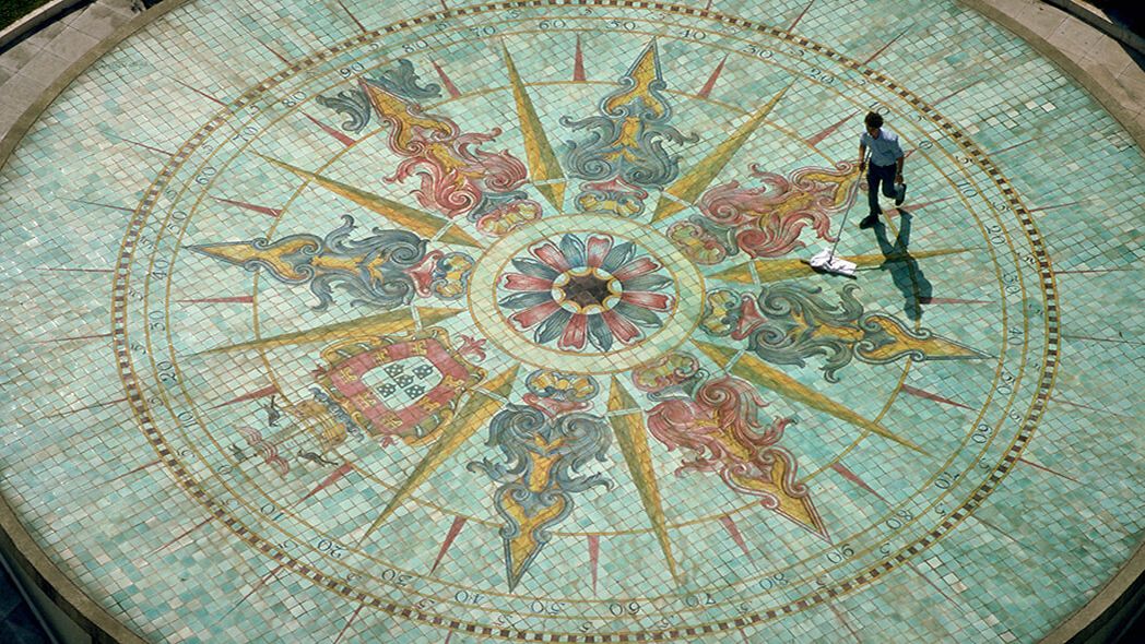 Darstellung einer Kompassrose aus Fliesen