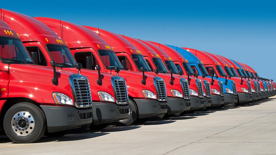LKW-Flotte auf einem Parkplatz