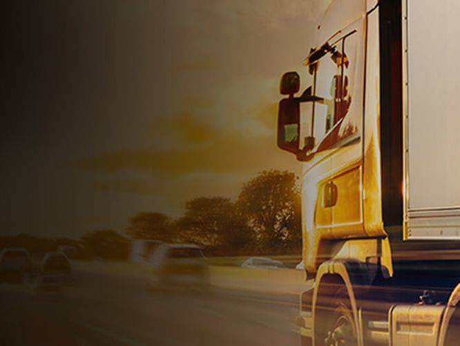 LKW fährt auf einer Autobahn