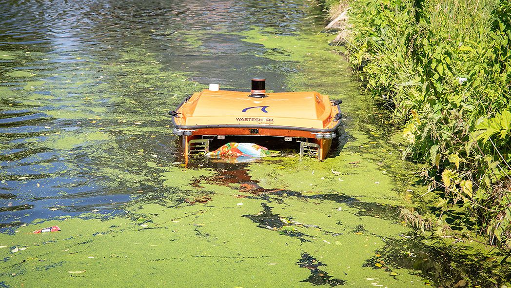 WasteShark von RanMarine sammelt Plastikmüll und Algen von der Wasseroberfläche.