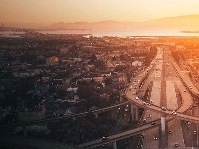 Großstadt mit Straßennetz im Sonnenuntergang