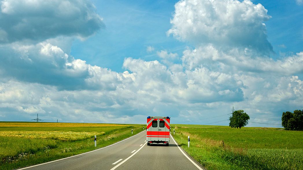 Rettungswagen auf einer Landstraße