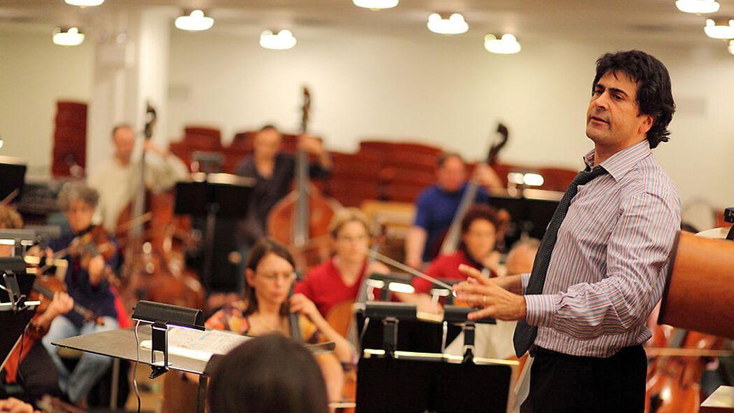 Dirigent Alberto Veronesi bei den Proben zur „Cavalleria Rusticana“ von Pietro Mascagni in einer Synagoge in NYC. © Pigi Cipelli/Mondadori