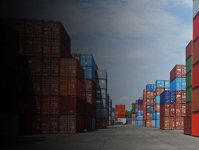 Gestapelte Container in einem Containerhafen
